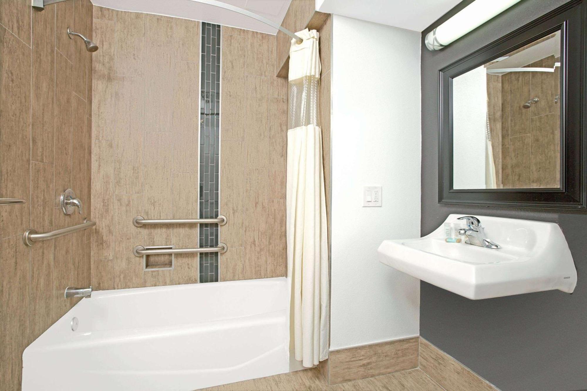 אל סגונדו Travelodge By Wyndham Lax מראה חיצוני תמונה